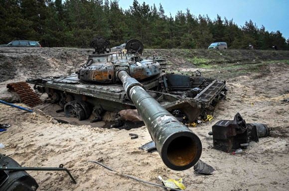 파괴된 러시아군의 탱크가 15일 우크라이나 키브샤리브카에 멈춰 있다. AFP 연합뉴스