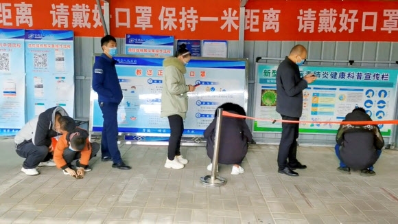 중국 신양에서 코로나 검사를 받기 위해 15일 사람들이 줄지어 기다리고 있다. 신양 로이터 연합뉴스