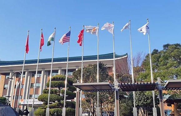 김해시 자원봉사센터의 대한민국 자원봉사 기(旗) 게양. 한국중앙자원봉사센터 제공