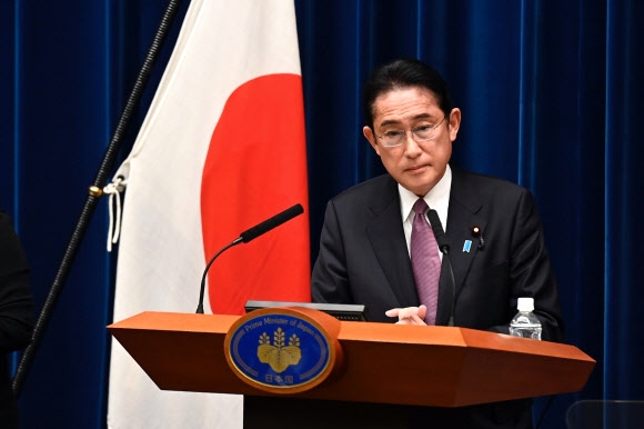 기시다 후미오 일본 총리가 16일 각의(국무회의)를 통해 3대 안보 문서 개정을 결정한 뒤 도쿄 총리 관저에서 기자회견을 하고 있다. 도쿄 AP 연합뉴스