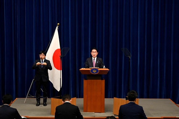 기시다 후미오 일본 총리가 16일 도쿄 총리 관저에서 기자 회견을 하고 있다. 일본 정부는 이날 열린 각의(국무회의)에서 ‘반격 능력’ 보유를 포함해 방위력을 근본적으로 강화하는 내용이 담긴 3대 안보 문서 개정을 결정했다. 도쿄 로이터 연합뉴스 