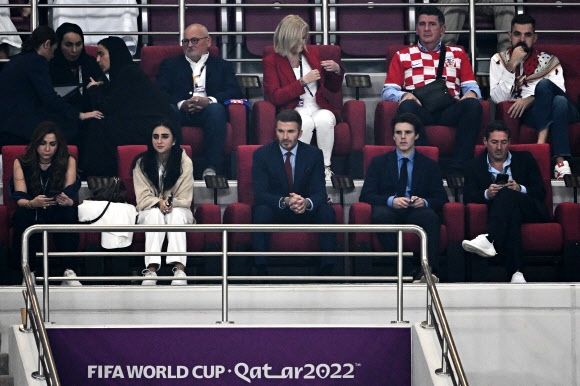 카타르월드컵 홍보대사인 데이비드 베컴(가운데)이 아들인 가수 크루즈(오른쪽 세 번째)와 18일(한국시간) 도하의 칼리파 인터내셔널 스타디움 VIP석에 앉아 크로아티아와 모로코의 3, 4위전을 지켜보고 있다. 도하 AFP 연합뉴스 