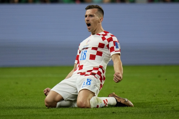 크로아티아의 미슬라브 오르시치가 2022년 12월 17일 토요일 카타르 도하 칼리파 국제경기장에서 열린 크로아티아와 모로코의 월드컵 3위 플레이오프 축구 경기에서 팀의 두 번째 골을 넣은 후 축하하고 있다. (AP )