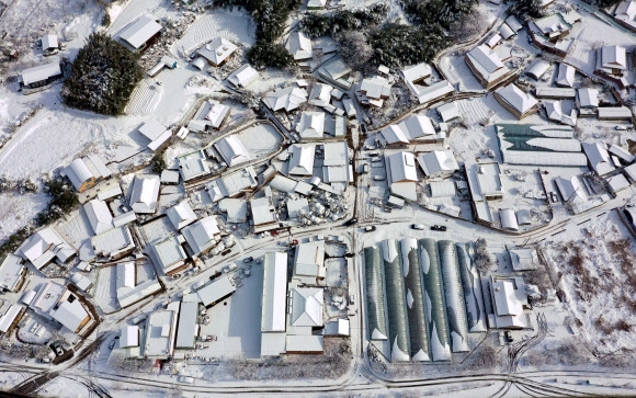 눈 쌓인 시골 마을