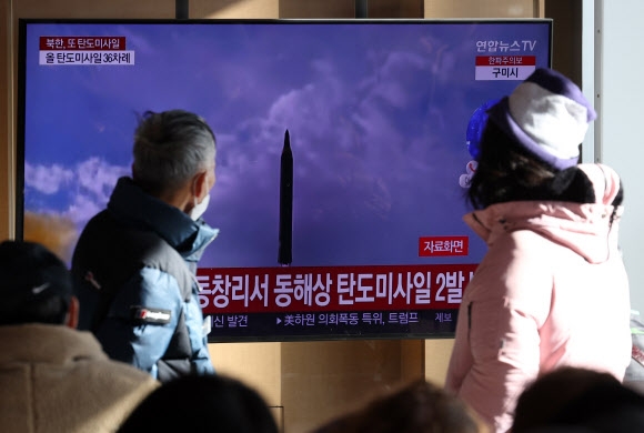 시민들이 18일 서울역 대합실에서 북한의 탄도미사일 발사 소식을 전하는 뉴스를 보고 있다. 합참에 따르면 북한은 이날 오전 평안북도 동창리 일대에서 동해상으로 탄도미사일 2발을 발사했다. 연합뉴스