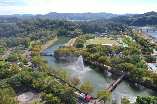 전북 임실 사선대와 사선광장 전경. 신선들이 수려한 경관에 빠져 노니는 바람에 네 선녀가 하늘에서 모시러 내려와서야 떠났다는 이야기가 전해질 만큼 아름다운 풍광을 자랑하는 곳이다. 설화와 풍부한 문화유산을 바탕으로 한 사선문화제도 이곳에서 비롯된다. 임실군 제공