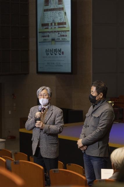 김영운(왼쪽) 국립국악원장과 박동우 홍익대 공연예술대학원 교수가 120년 만에 무대화한 ‘임인진연’의 의미를 설명하고 있다. 국립국악원 제공