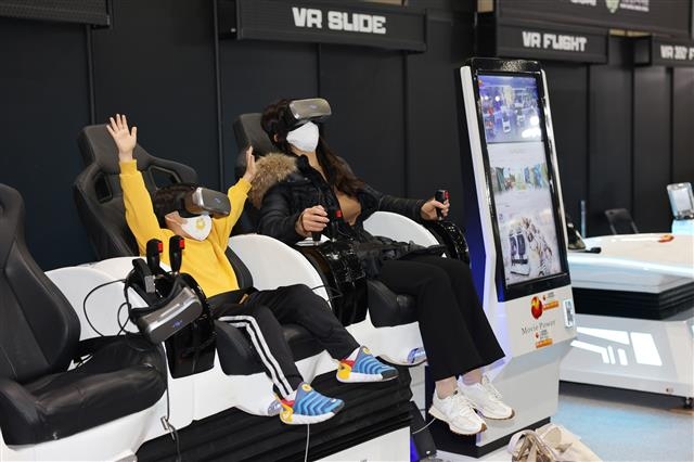 관람객이 가상현실(VR) 체험을 하며 즐기고 있다. 과학기술정보통신부 제공