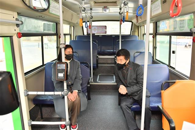 서강석(오른쪽) 서울 송파구청장이 지난 15일 마을버스 개통 전 송파02번에 탑승해 주요 노선 구간을 살피고 있다. 송파구 제공