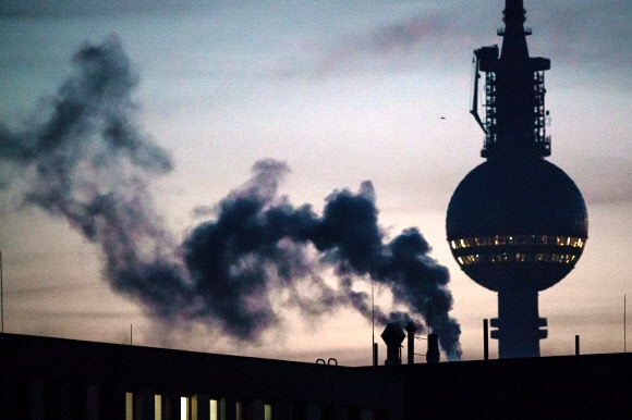 독일 베를린에 있는 한 굴뚝에서 연기가 나고 있다. 베를린 EPA 연합뉴스