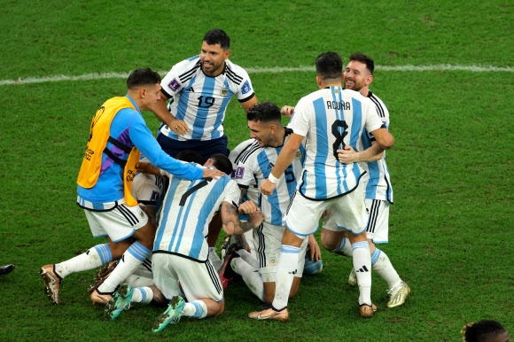 아르헨티나 선수들이 19일(한국시간) 카타르 루사일 스타디움에서 열린 2022 카타르 월드컵 결승전에서 승부차기 끝에 프랑스를 제치고 우승을 차지한 후 기뻐하고 있다. AFP 연합뉴스