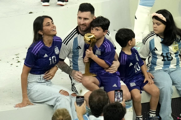 아르헨티나의 리오넬 메시가 19일카타르 루사일 스타디움에서 열린 프랑스와의 월드컵 결승전에서 아르헨티나가 승리한 후 아내 안토넬라 로쿠소와 함께 기뻐하고 있다. 2022.12.19 AP연합뉴스