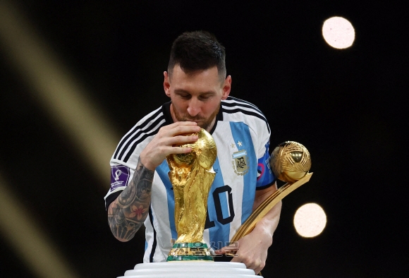 Soccer Football - FIFA World Cup Qatar 2022 - Final - Argentina v France - Lusail Stadium, Lusail, Qatar - December 18, 2022 Argentina‘s Lionel Messi kisses the World Cup trophy after receiving the Golden Ball award as he celebrates after winning the World Cup REUTERS/Kai Pfaffenbach     TPX IMAGES OF THE DAY/2022-12-19 08:08:40/ <저작권자 ⓒ 1980-2022 ㈜연합뉴스. 무단 전재 재배포 금지.>