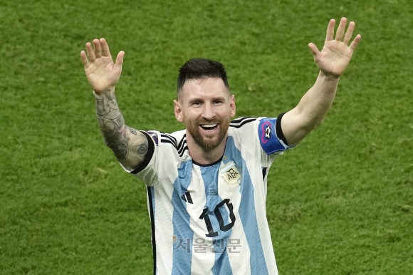 Argentina‘s Lionel Messi celebrates his side’s victory at the end of the World Cup final soccer match between Argentina and France at the Lusail Stadium in Lusail, Qatar, Sunday, Dec. 18, 2022. (AP Photo/Christophe Ena)