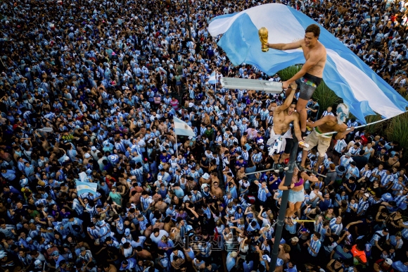 In this aerial view fans of Argentina celebrate winning the Qatar 2022 World Cup against France at the Obelisk  in Buenos Aires, on December 18, 2022. (Photo by TOMAS CUESTA / AFP)/2022-12-19 07:50:34/ <저작권자 ⓒ 1980-2022 ㈜연합뉴스. 무단 전재 재배포 금지.>