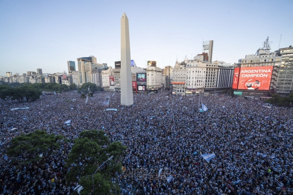Argentine soccer fans descend on the capital‘s Obelisk to celebrate their team’s World Cup victory over France in Buenos Aires, Argentina, Sunday, Dec. 18, 2022. (AP Photo/Rodrigo Abd)