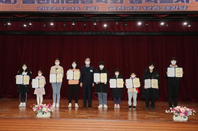 유성훈(왼쪽 다섯번째) 금천구청장이 지난 16일 제16기 금천미래장학회 장학증서 수여식에서 청소년들과 함께 기념 촬영을 하고 있다. 금천구 제공