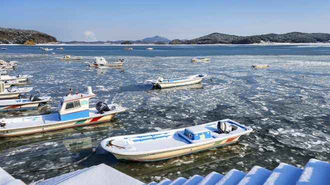 매서운 한파로 충남 서산시 가로림만 바다가 꽁꽁 얼어붙으면서 어선들이 조업을 나가지 못한 채 묶여 있다. 서산시 제공