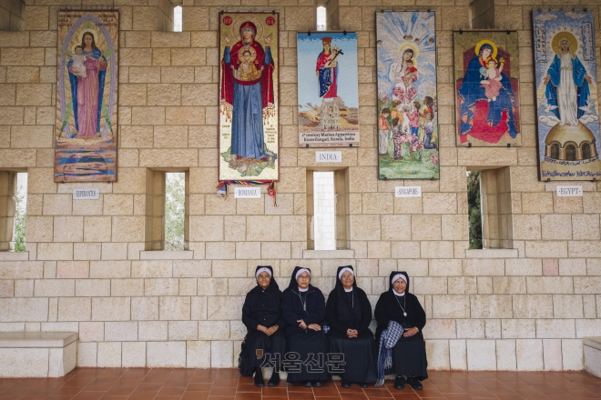 성모 그림 아래 앉아 사진 찍는 수녀님들.