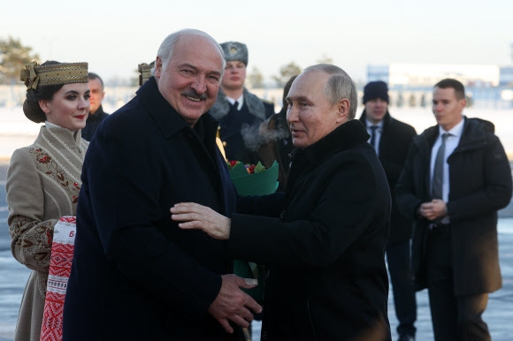 블라디미르 푸틴(오른쪽) 러시아 대통령이 정상회담을 위해 벨라루스를 방문한 19일 알렉산드르 루카셴코 대통령이 민스크 국제공항에 직접 마중을 나와 반기고 있다. 푸틴 대통령이 벨라루스를 방문한 건 약 3년 만이다. 타스 연합뉴스