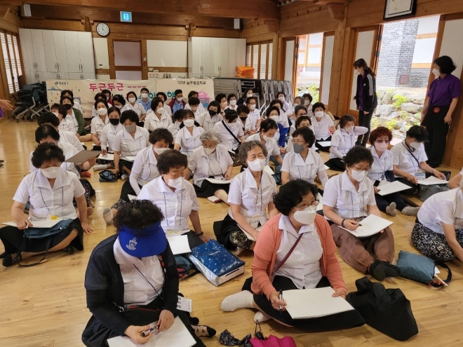 지난 6월 진행된 늘푸름학교 수학여행에서 수강생들이 강의를 듣고 있다. 영등포구 제공