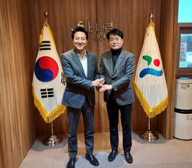 하은호 경기 군포시장과 오세훈 서울시장이 19일 만나 남부기술교육원 이전 문제를 논의하고 기념사진을 촬영하고 있다. 군포시