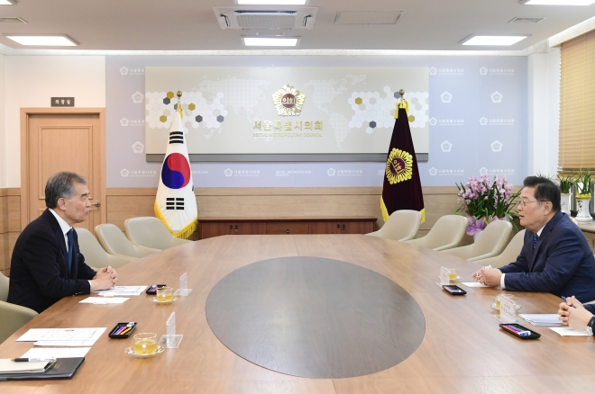 우동기 국가균형발전위원장(오른쪽)과 면담을 가진 김현기 대한민국시도의회의장협의회 회장(왼쪽)