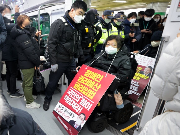 전국장애인차별철폐연대(전장연) 회원들이 20일 오전 서울 종로구 지하철 5호선 광화문역에서 지하철 탑승 시위를 벌이고 있다. 전장연은 내년도 예산에 장애인권리예산 반영 등을 촉구하면서 지난해 12월부터 출근길 지하철 선전전을 이어 가고 있다. 연합뉴스