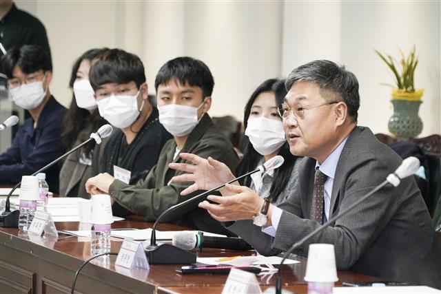 정문헌 서울 종로구청장이 지난 10월 종로청년정책서포터즈 발대식에서 청년들과 회의하는 모습. 종로구 제공