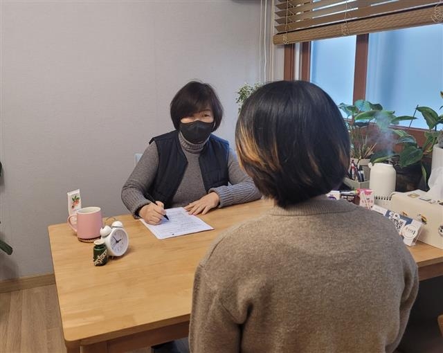 서울 관악구가 진행하는 ‘2030 청년마음 안아주기’ 사업으로 상담사와 구민이 심리 상담을 하고 있다. 관악구 제공