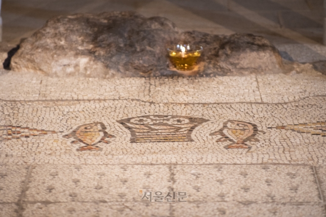 오병이어 교회 내부에 있는 빵과 물고기 모자이크.