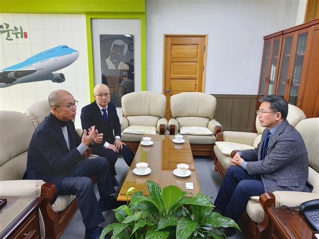 김진열(오른쪽) 경북 군위군수와 홍윤(왼쪽)씨가 20일 군수실에서 아버지의 나눔 정신에 대해 대화를 나누고 있다.