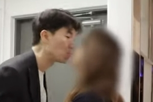 박수홍, ♥23세 연하 아내와 뽀뽀