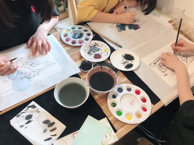 서울 서대문구가 운영한 ‘달팽이학교’에서 학생들이 동양화를 그리고 있다. 서대문구 제공 