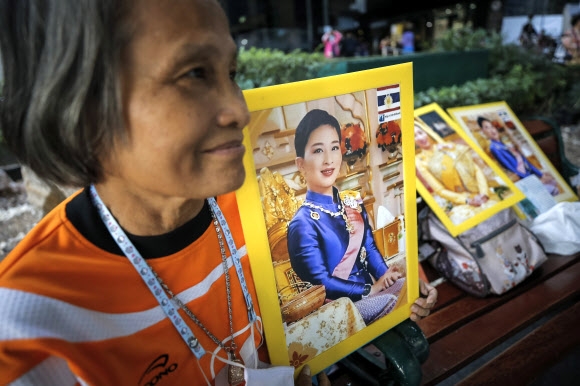 태국 시민이 19일 쓰러진 공주가 입원한 병원 앞에서 그녀의 초상화를 들고 회복을 기원하고 있다. 방콕 EPA 연합뉴스