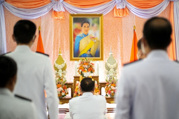 태국 시민들이 일주일째 의식 불명인 공주의 회복을 기원하고 있다. 방콕 로이터 연합뉴스