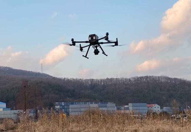 용인시는 농촌지역에 드론2대를 투입해 영농 부산물과 쓰레기 불법 소각행위를 집중적으로 단속한다. 사진은 단속용 드론. 용인시 제공