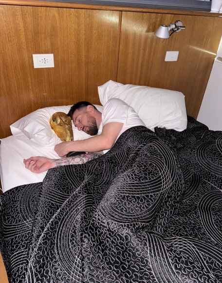 침대에서 월드컵 우승 트로피 끌어 안고 있는 아르헨티나 축구 선수 리오넬 메시. 메시 인스타그램 캡처