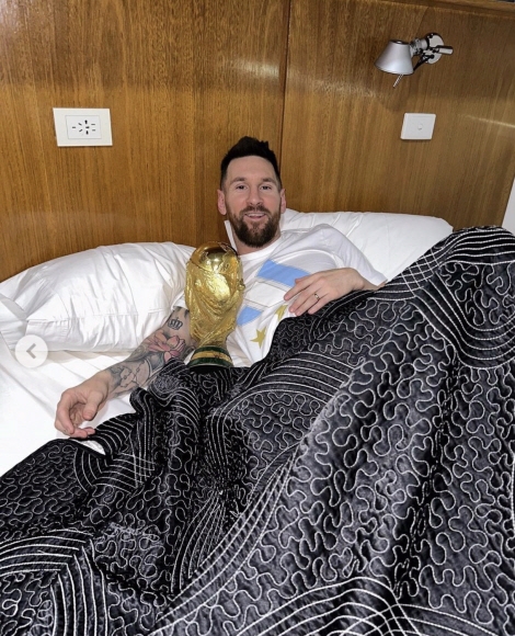 침대에서 월드컵 우승 트로피와 함께하고 있는 아르헨티나 축구 선수 리오넬 메시. 메시 인스타그램 캡처