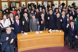 與 ‘당심 100% 대표 선출’ 놓고 친윤·비윤 갈등 격화