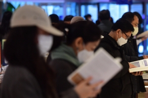 실내 마스크 의무 대신 ‘권고’로, 격리기간 3일로 단축 가능