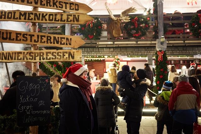 스웨덴에서 만난 크리스마스 마켓 풍경. 겨울이 되면 유럽 도시마다 커다란 크리스마스트리가 세워지고 주변에 다양한 소품과 음식을 파는 크리스마스 마켓이 열린다.