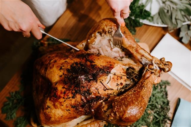 통째로 구운 칠면조 요리. 유럽에서 겨울 축제 때 닭이나 거위를 구워 먹던 전통이 북미로 넘어가면서 칠면조로 대체돼 자리했다.