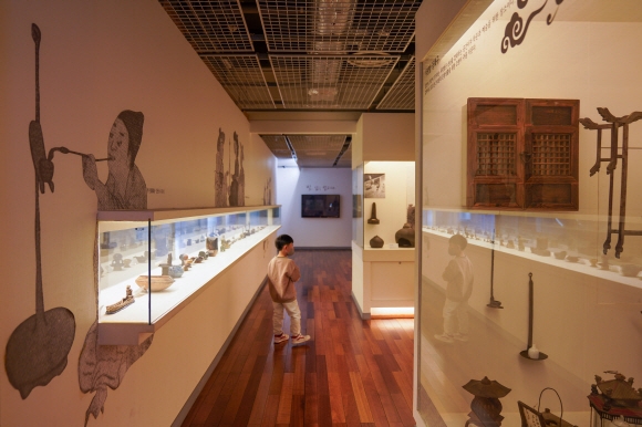조명박물관 1층에 자리한 조명역사관에서는 시대별 우리 전통 조명을 만날 수 있다.