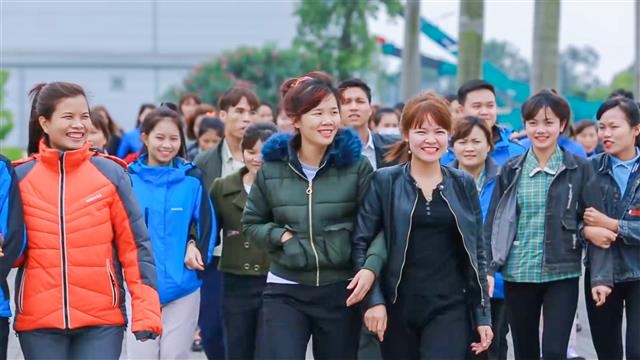 삼성전자는 2008년 설립한 박닌성 휴대전화 생산공장(SEV)을 기점으로 베트남에 본격적으로 투자하며 긴밀한 동반자 관계를 쌓아 오고 있다. 사진은 지난달 현지 근로자들이 공장으로 출근하는 모습. 삼성전자 제공