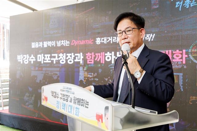 박강수 서울 마포구청장이 지난 8월 홍대 걷고싶은거리에서 주민, 상인 등과 민선 8기 공약 사업인 홍대 관광특구 활성화를 위한 의견을 나누고 있다. 마포구 제공