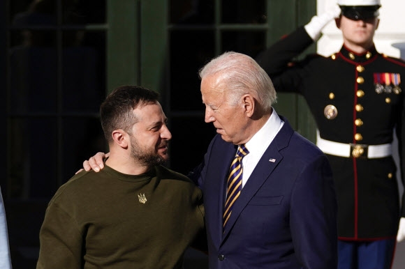 21일(현지시간) 백악관 앞마당서 만난 볼로디미르 젤렌스키 우크라이나 대통령과 조 바이든 미국 대통령. AP
