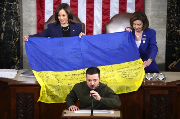 볼로디미르 젤렌스키 우크라이나 대통령이 21일(현지시간) 미국 연방의회 의사당에서 연설을 하고 있다. AP
