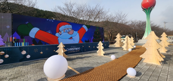 크리스마스 분위기가 한껏 조성돼 있는 광양읍 서천변 광양불고기 특화거리