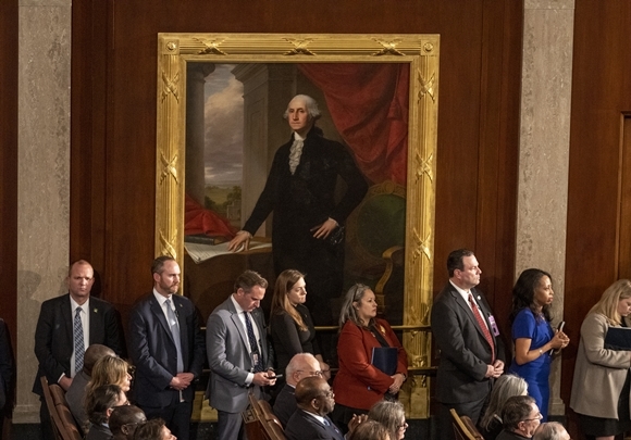 5月21日（現地時間）、ワシントンDCの下院本会議場で、ジョージ・ワシントンの肖像画の前でウクライナのヴォロディミル・ゼレンスキー大統領の演説を聞く議員と当局者。  2022.12.22 UPI聯合ニュース